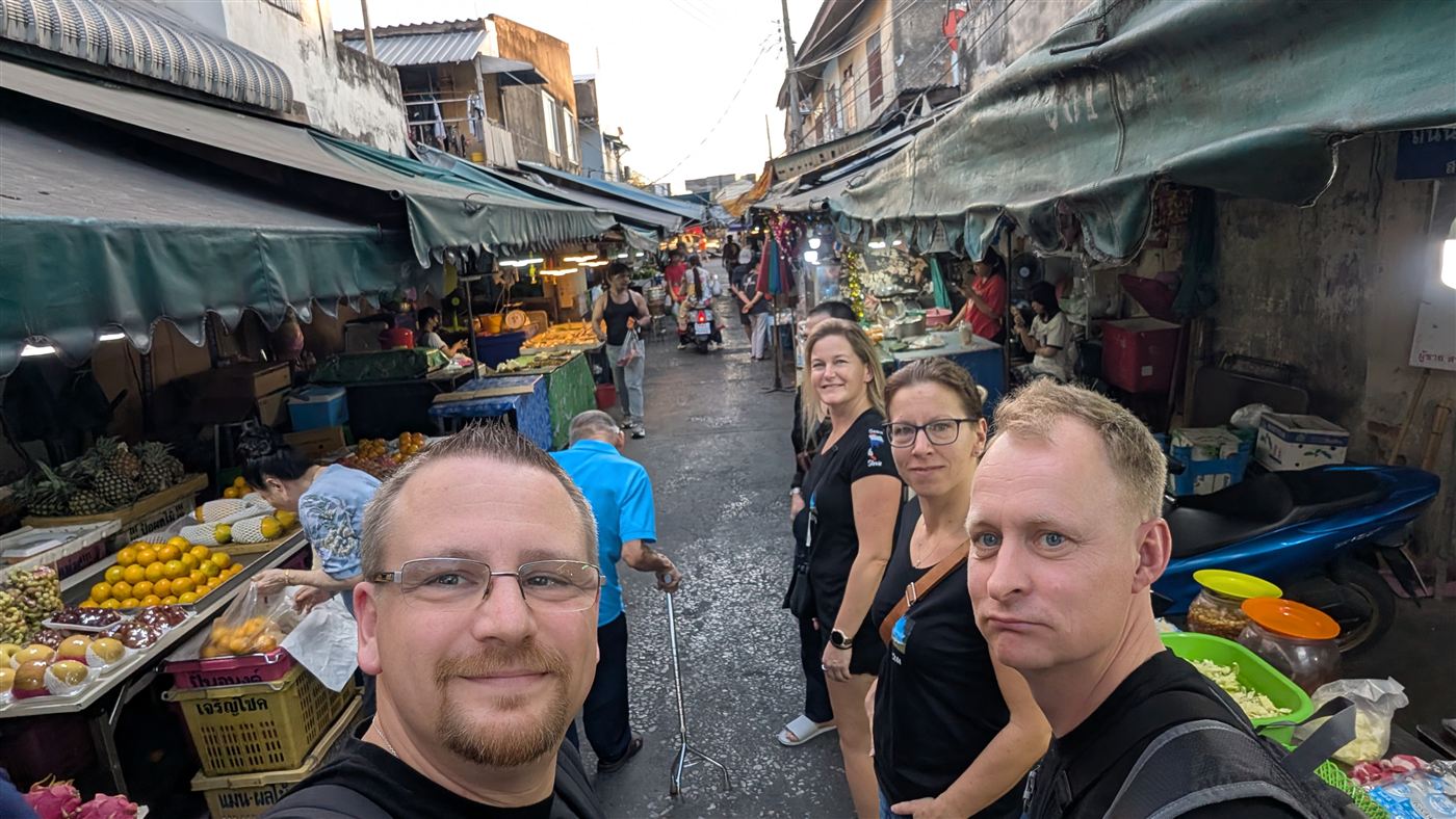 Nachtmarkt-Gasse in Bangkok am Ankunftsabend